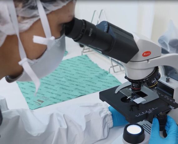 Activité de recherche en salle d'autopsie BSL3